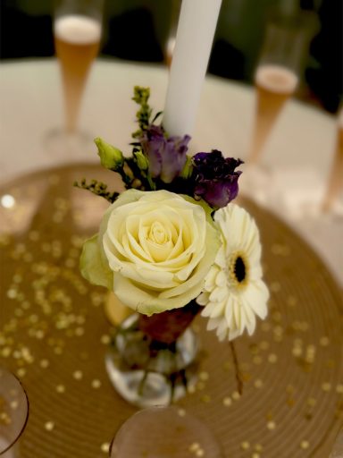 Professionele evenementenfotografie van bloemendecoratie tijdens een event, vastgelegd door BvSocials.