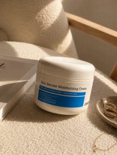 Professionele productfotografie van skincare voor social media, gemaakt door BvSocials.