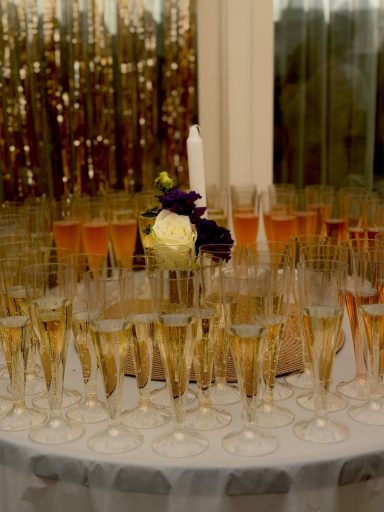 Professionele fotografie van champagneglazen tijdens een bruiloft, vastgelegd door BvSocials.