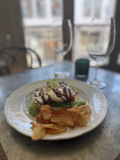 Professionele restaurantfotografie van een gerecht voor social media, gemaakt door BvSocials.